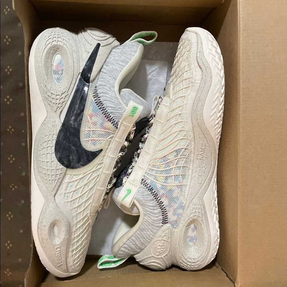 *SOLD* Nike cosmic unity